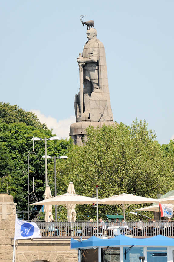 5850 Blick über die Elbe zum Bismarckdenkmal; als Beitrag zum Hamburger Architektursommer 2015 hat das Wiener Künstlerkollektiv Steinbrener/Dempf & Huber eine Steinbockskulpur auf Bismarcks Kopf setzen lassen.