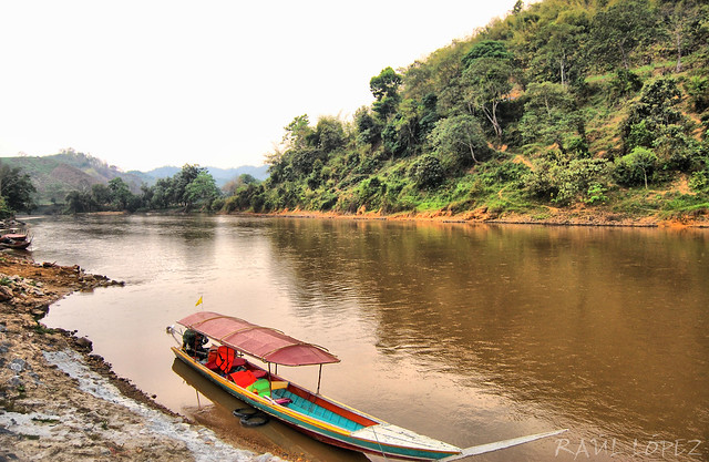 Lancha rápida en el rio Pai (Thailandia)