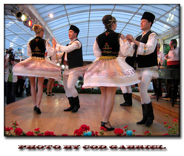 Romanian traditional dance and constumes / Dans popular românesc