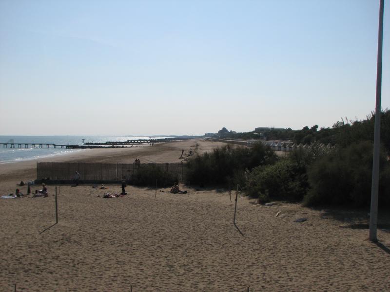 Lido beach looking south