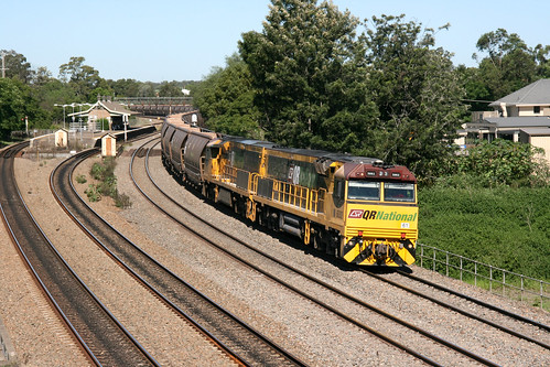 I.D.s 212 & 08645 photographed by John Ward on 2009-04-15 of QR National 5002 + 5007 working a down empty coal train passing the railway station at East Maitland, N.S.W. Australia.