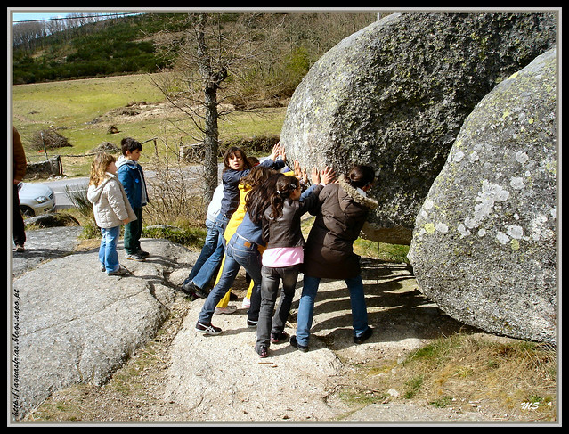 Crianças empurrando a Pedra Bolideira