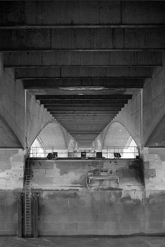 Under Waterloo Bridge by almonkey