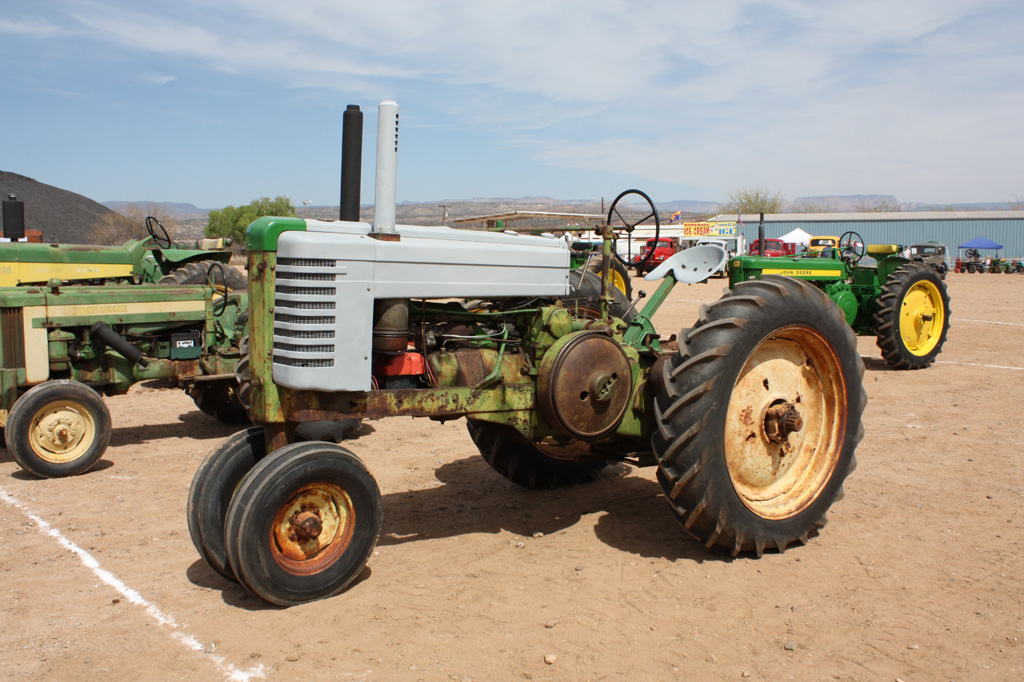 1945 John Deere Model GM | This one has a 413 cubic inch 2-c… | Flickr