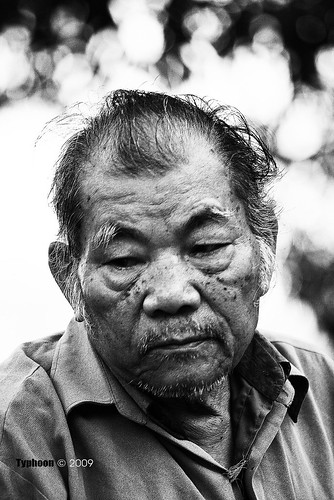 Portrait of boring old man... | Cụ già bán hương ở cổng Đền … | Flickr