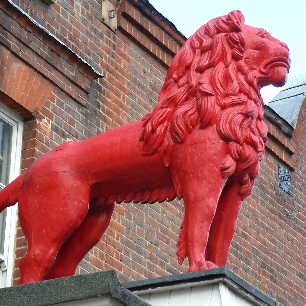 Red Lion Hotel, High Wycombe | Pevsner: A big red lion on it… | Flickr