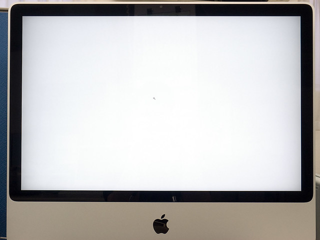 iMac March 2009 24" - Uneven Backlighting