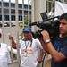 Trabajadores del HCSJD protestan en el frontis de la Clínica