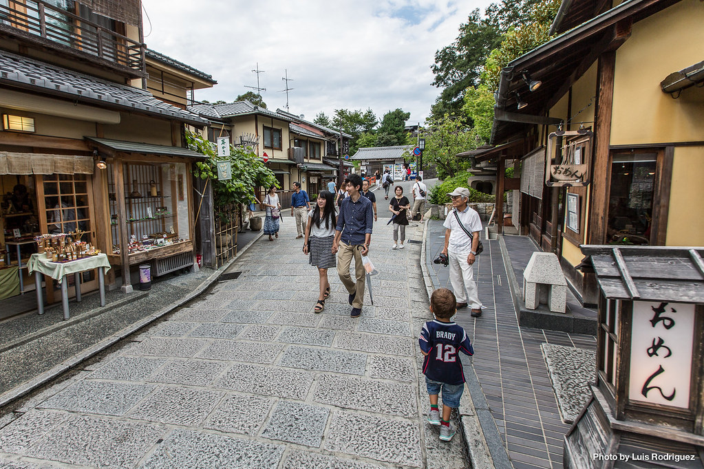 Nuestro hijo en primer plano disfrutando de las calles de Kioto