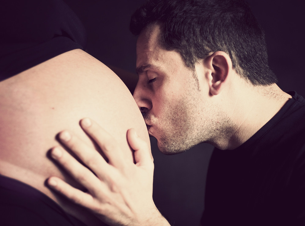 Женщина целует живот мужчине. Беременные мужчины. Поцелуй для беременных. Целует беременную. Мужчина целует живот беременной.