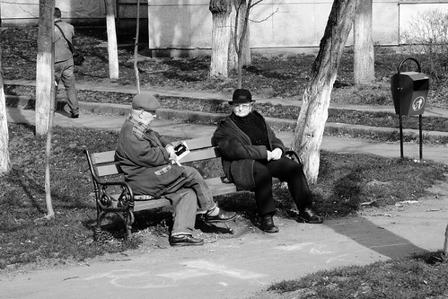 park blackandwhite bw sunshine bench geotagged outside outdoors reading spring nikon couple sunny elderly romania photowalk 1855 transylvania tgmures mures targumures d80 geo:lat=46535255 geo:lon=24573503
