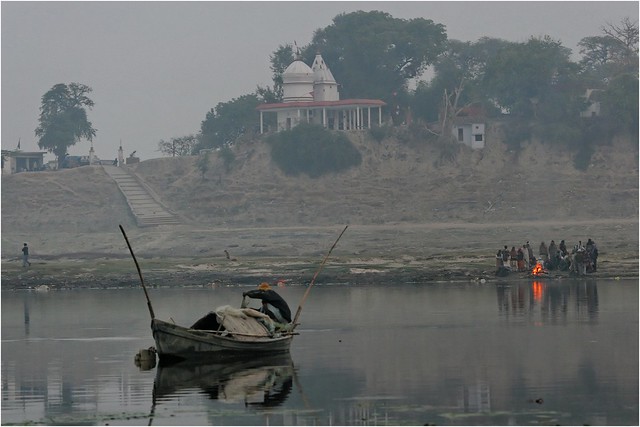 Inde du nord: crémation sur les rives du Gange.