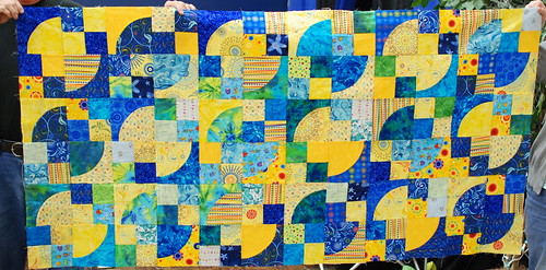 Finally, a well-lit photo of Sunfish! Soon, pinning and quilting!

Full info: domesticat.net/quilts/sunfish