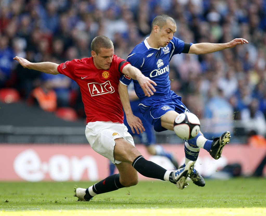 ManU 0-0 Everton (2-4) | Everton's Leon Osman, right, tackle… | Flickr