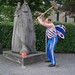 Campaña anti-sombreiro nazi do Mundial de Fútbol de 2006, ao pé da estatua de Grute Pier