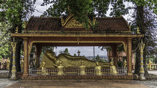 krongpreahsihanouk sihanoukville cambodia kh watkrom pagoda watkrompagoda monks buddhist buddha golden