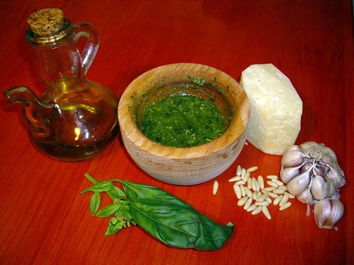 pesto | ingredientes para un buen pesto (faltan la sal y la … | Flickr