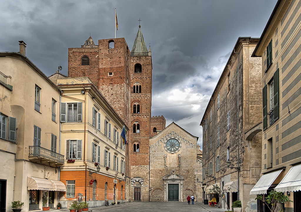 Albenga - Borgo medievale (Cattedrale di San Michele Arcangelo) - a ...