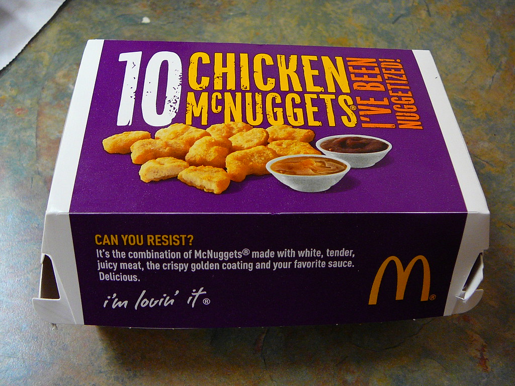 Песня наггетс 10 часов. Chicken Nuggets коробка. Наггетс бокс Макдоналдс. Наггетс бокс реклама Макдоналдс. Чикен Наггетс синяя упаковка.