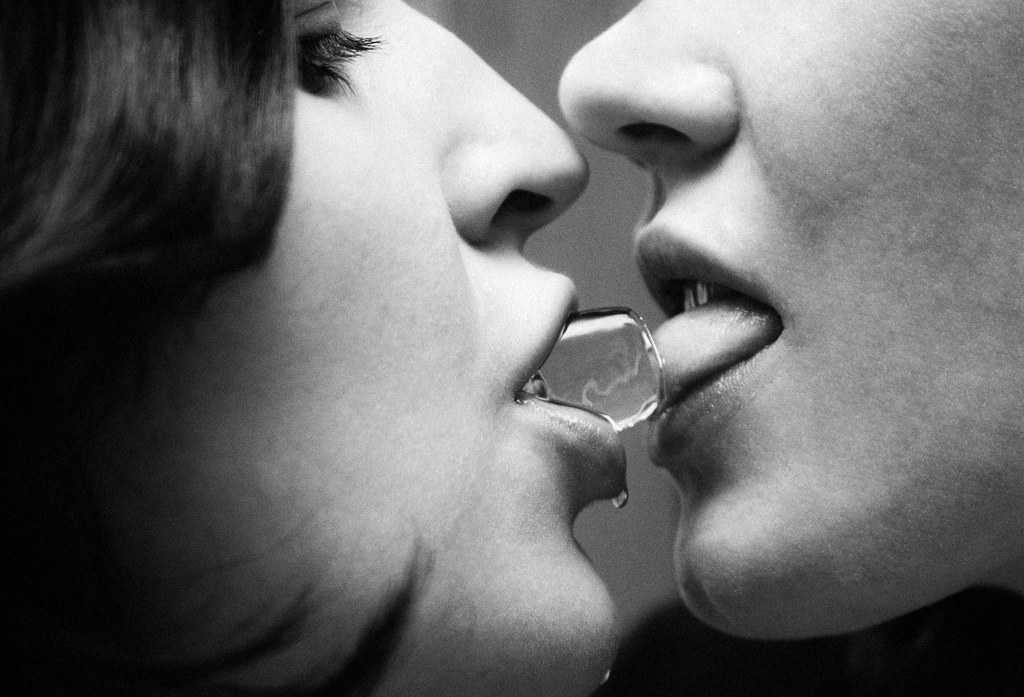 Глотает жмж. Поцелуй с языком. Поцелуй со льдом. Поцелуй с язычком. Французский поцелуй со слюнями.