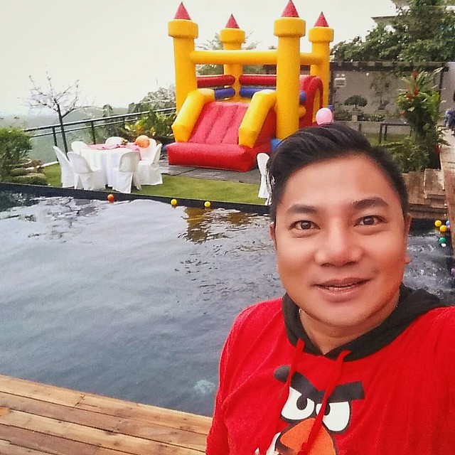 Starting my day with a kiddie party and now, ending it with another kiddie party....  HAPPY BIRTHDAY BABY DEEDEE! sayang giuwan man... una unta ko ni slide! Hehehe..   #TheKidinMe #lablab #kulit #Birthday #celebrations #familytime #fambam #happiness