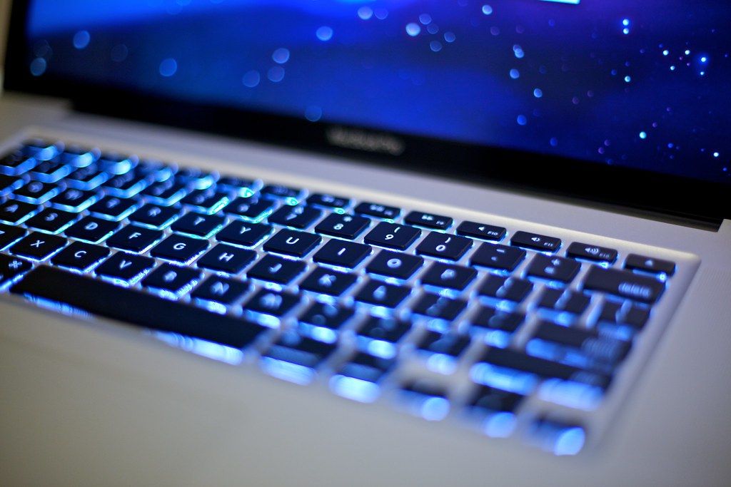 My new MacBook Pro 17" unibody w/ blue keyboard backlight ...