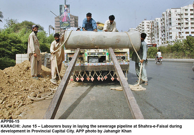 construction of footpath at Shara-e-Faisal (Daily Life)