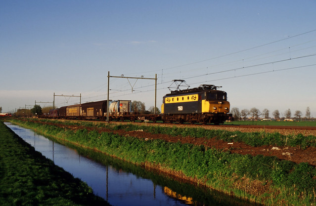 NS 1160 met goederentrein bij Nieuwerkerk, 25 april 1994.