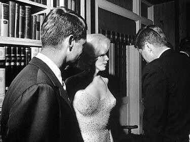 Marilyn Monroe entre Robert Kennedy y John F. Kennedy