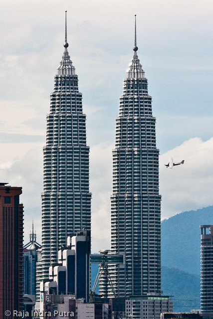 Plane flies past Petronas Twin Towers
