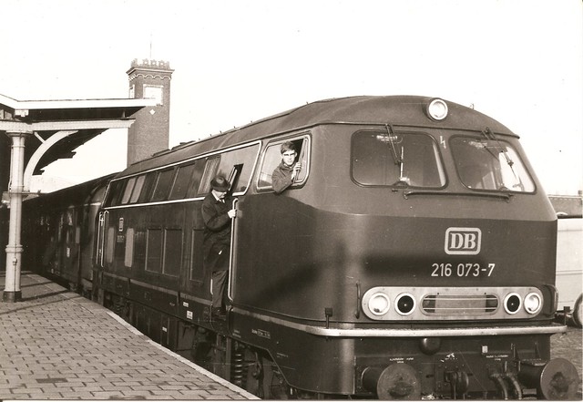 DB Di0005 Lok 216 073-7 in Nijmegen, Niederlande vor dem Zug nach Kleve.