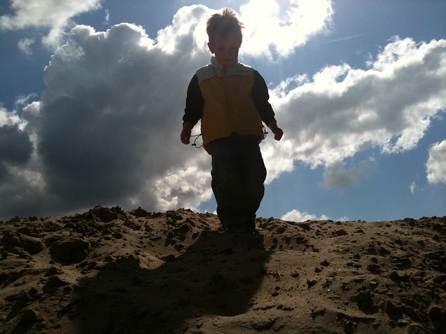 Sem loopt van een zand heuvel