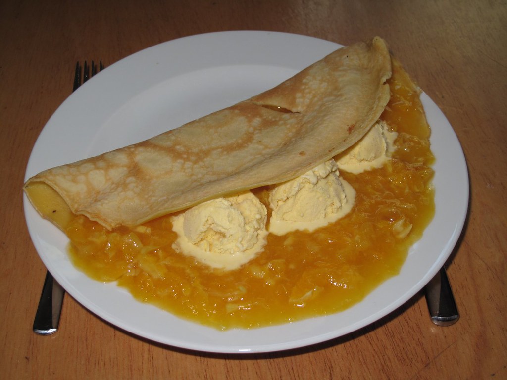 Crêpes mit kaltem Vanilleeis und heißer Orangensoße | Flickr