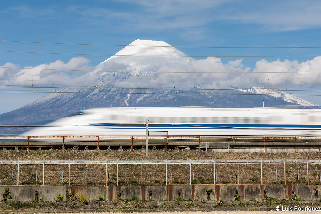 Serie 700 de shinkansen (ya retirado) a toda velocidad delante del monte Fuji