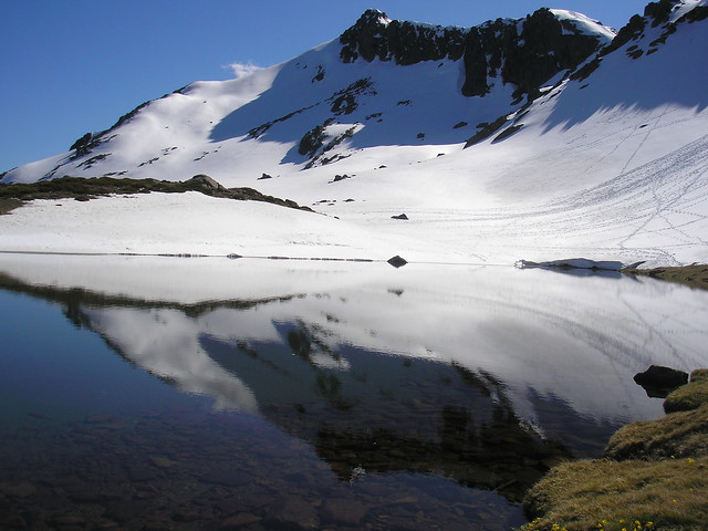 reflejos de mayo en Peñalara (el lago espejo)