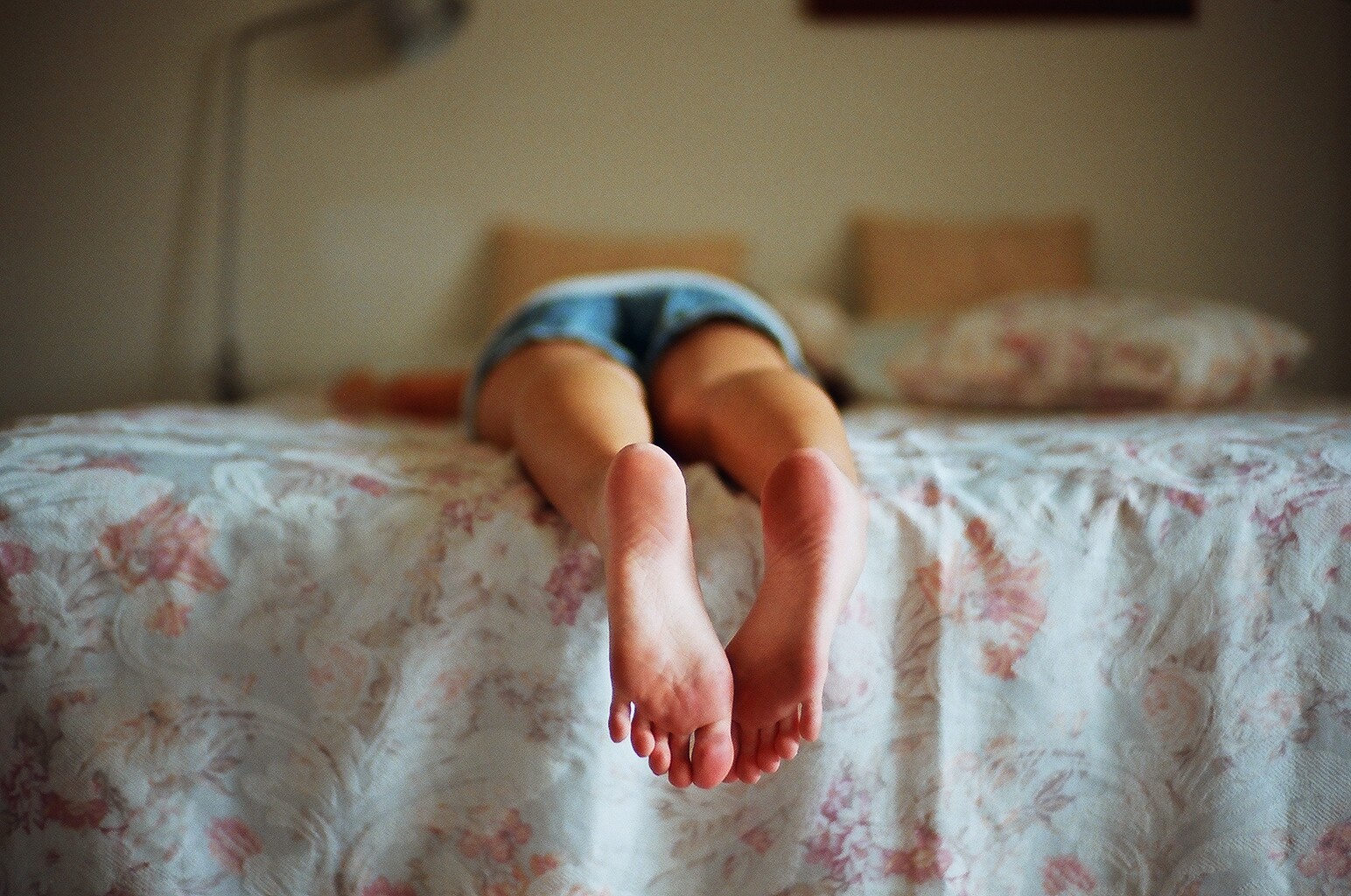 Спать ноги видео. Уставшая девушка в кровати. Уставшие ноги. Уставший в кровати. Уставшая девочка.