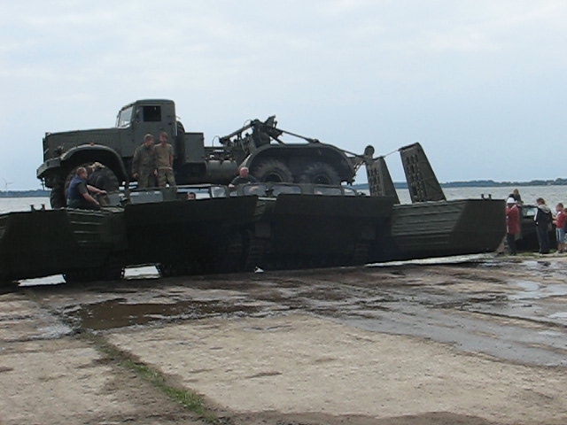 Panzerfähre gleitet mit KrAZ ins nasse Element