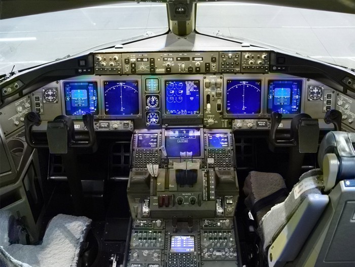 boeing-777-cockpit-cabina