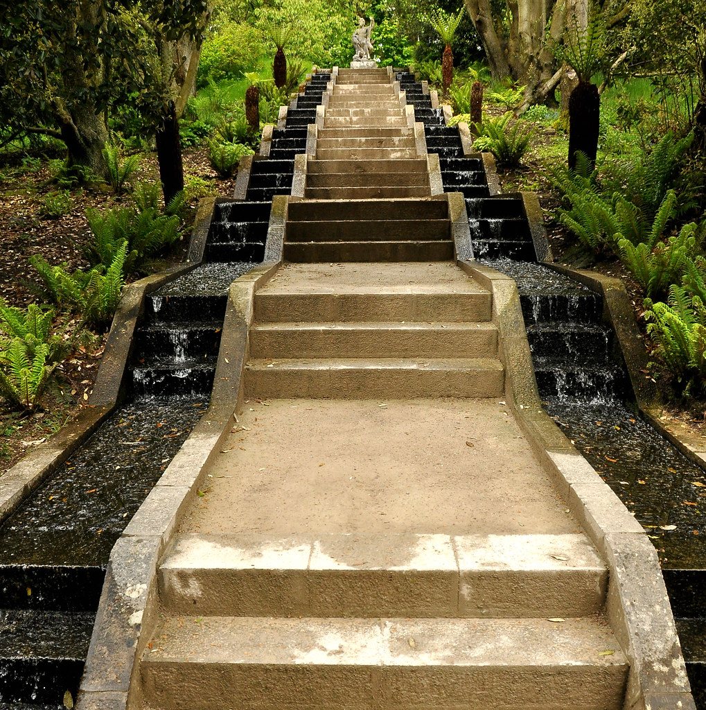 Лестницы на речке. Лестница в ландшафте. Лестницы в ландшафтной архитектуре. Лестница на склоне. Широкие ступеньки в саду.
