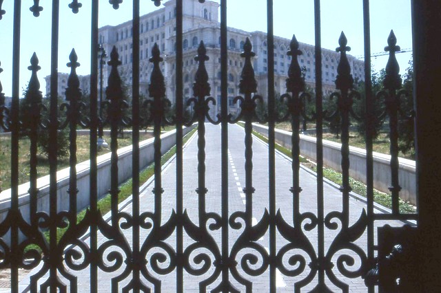 Bucureşti  Gates to the empty former Presidential Palace. June 1996