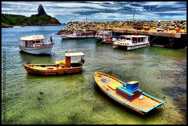 Barcos em Fernando de Noronha