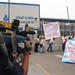 Trabajadores del HCSJD protesta en el frontis de la Clínica