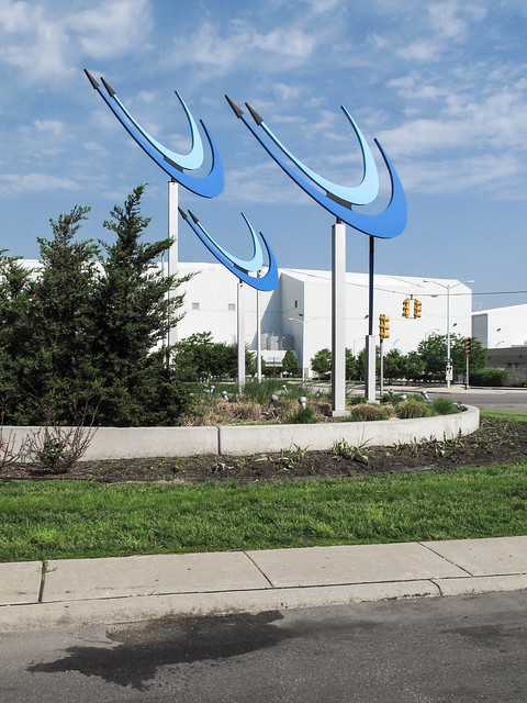 This two-kinds-of-blue sculpture along the entrance road to the Detroit Airport is beloved by people who can afford to drive to the Detroit Airport.