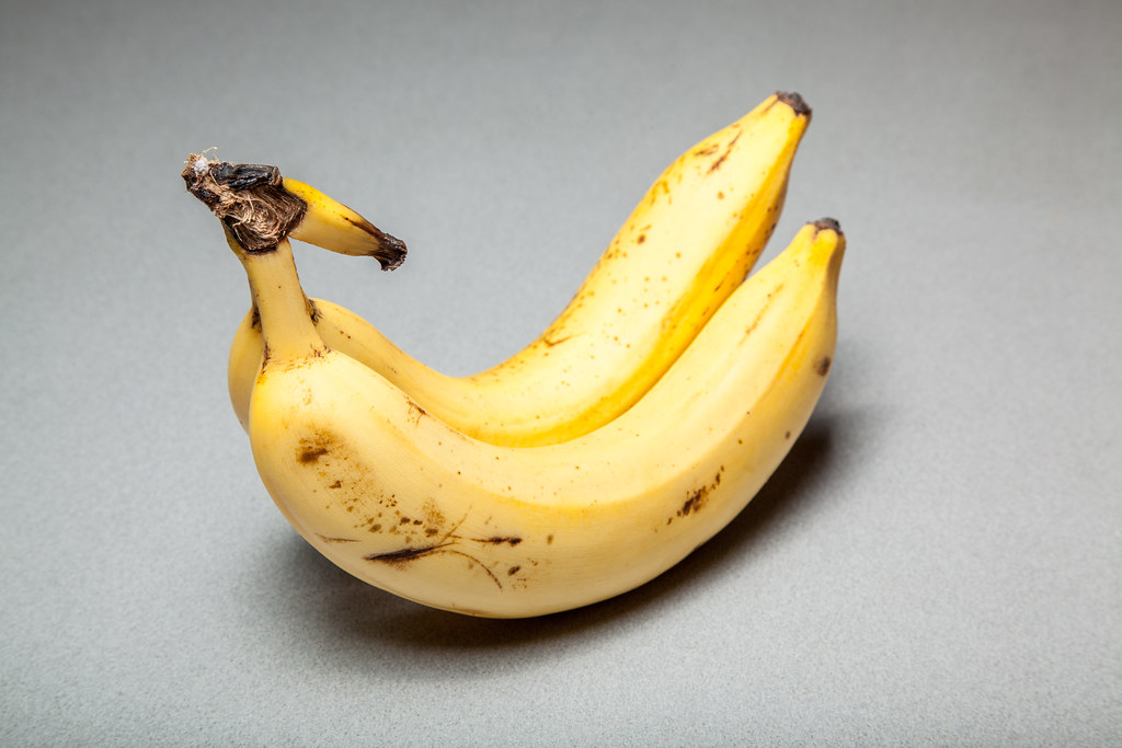 Можно есть кожуру банана. Банан венгалби. Строение кожуры банана. Банан без кожуры. Банан Речной.