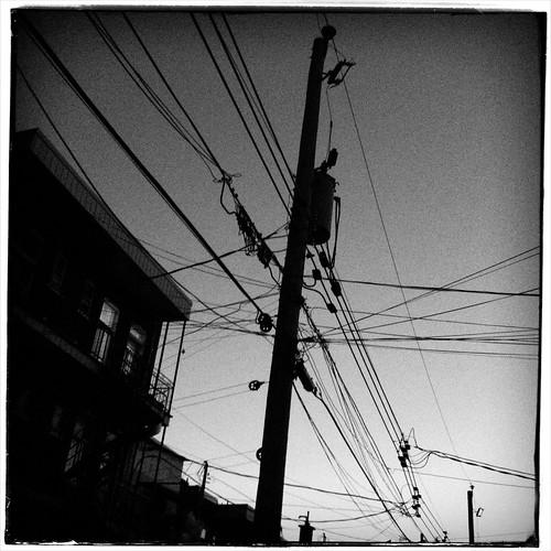 Des fils, partout/Wires, everywhere | Test avec le iPhone 4 … | Flickr