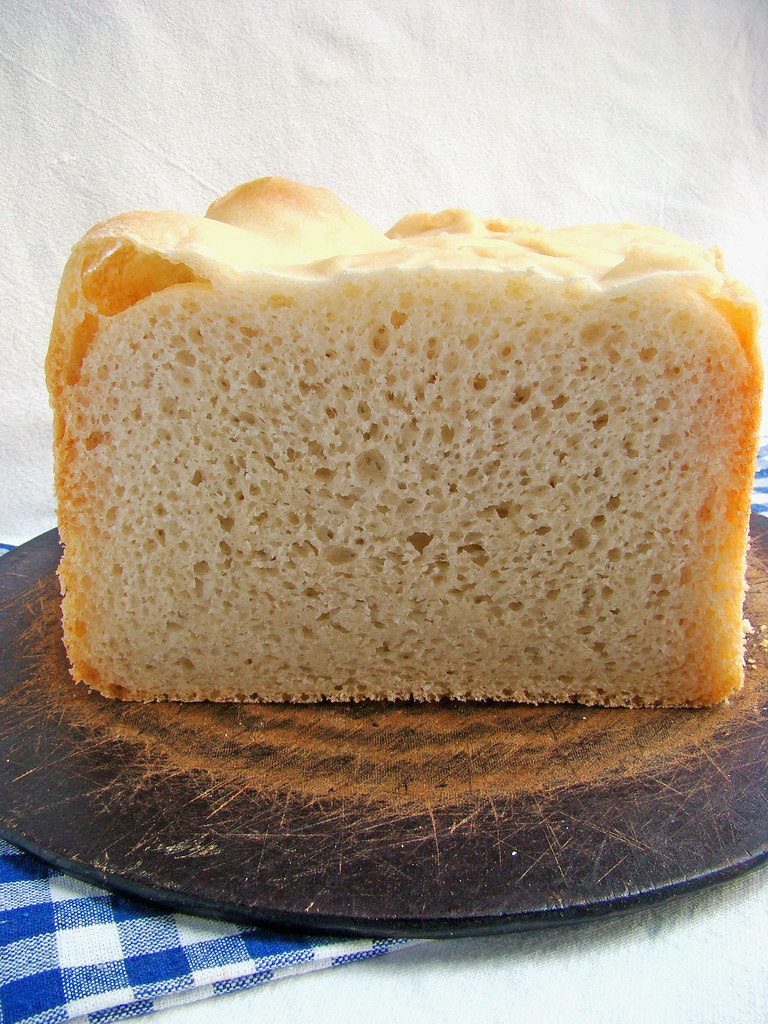 Белый хлеб на дрожжах рецепт. Хлеб на кефире в хлебопечке. Хлеб в хлебопечке без дрожжей. Торт хлеб. Торт из белого хлеба.