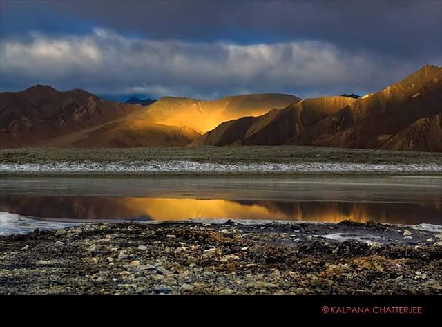 HEART OF GOLD #landscapes #reflection #ice #ladakh #light #sunrise_sunsets_aroundworld #mountains #blue #autumn #frozen #morning #pangong #kalpana_chatterjee #barren_splendor #photography #clouds #cold #gold #water