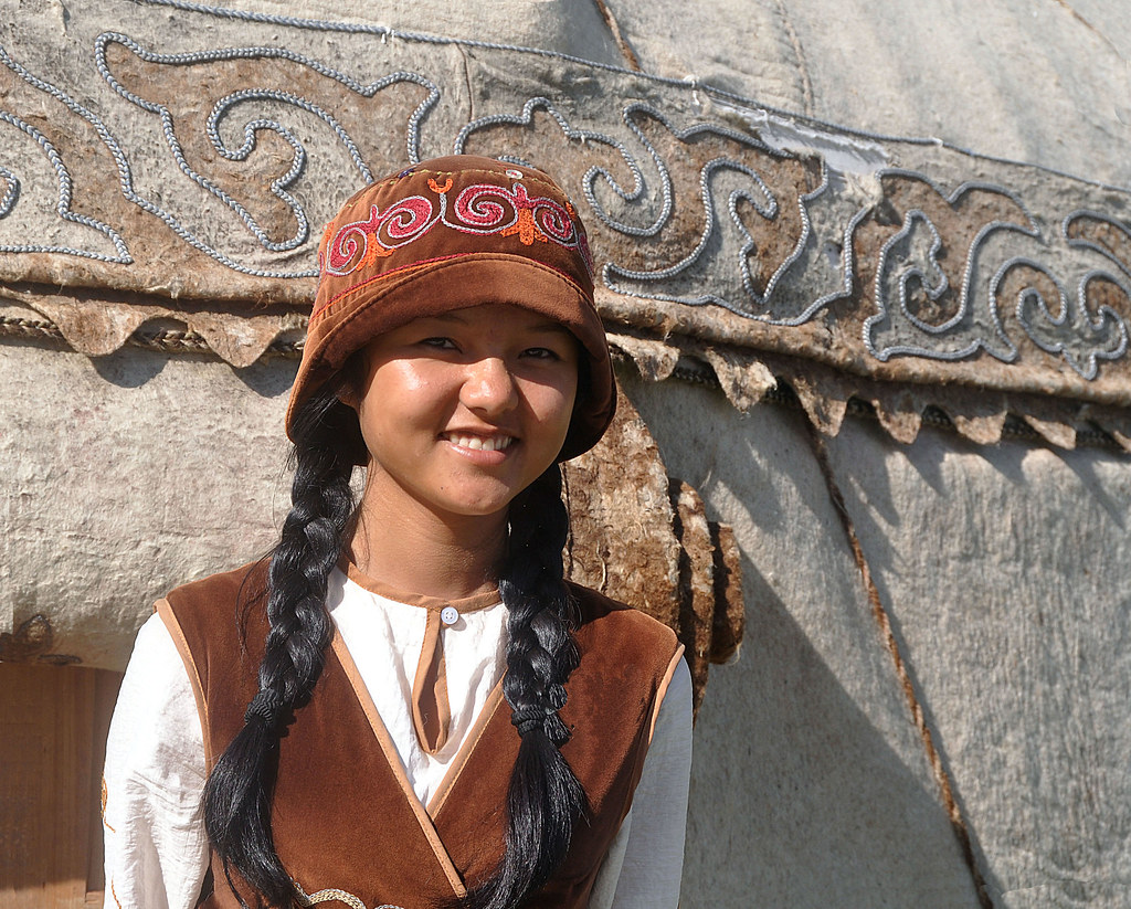 Киргизы автор. Киргизский головной убор. Кыргызы внешность. Шапка киргиза. Казахи внешность.