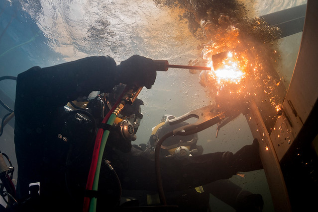 U.S. and ROK Sailors practice underwater construction in Korea