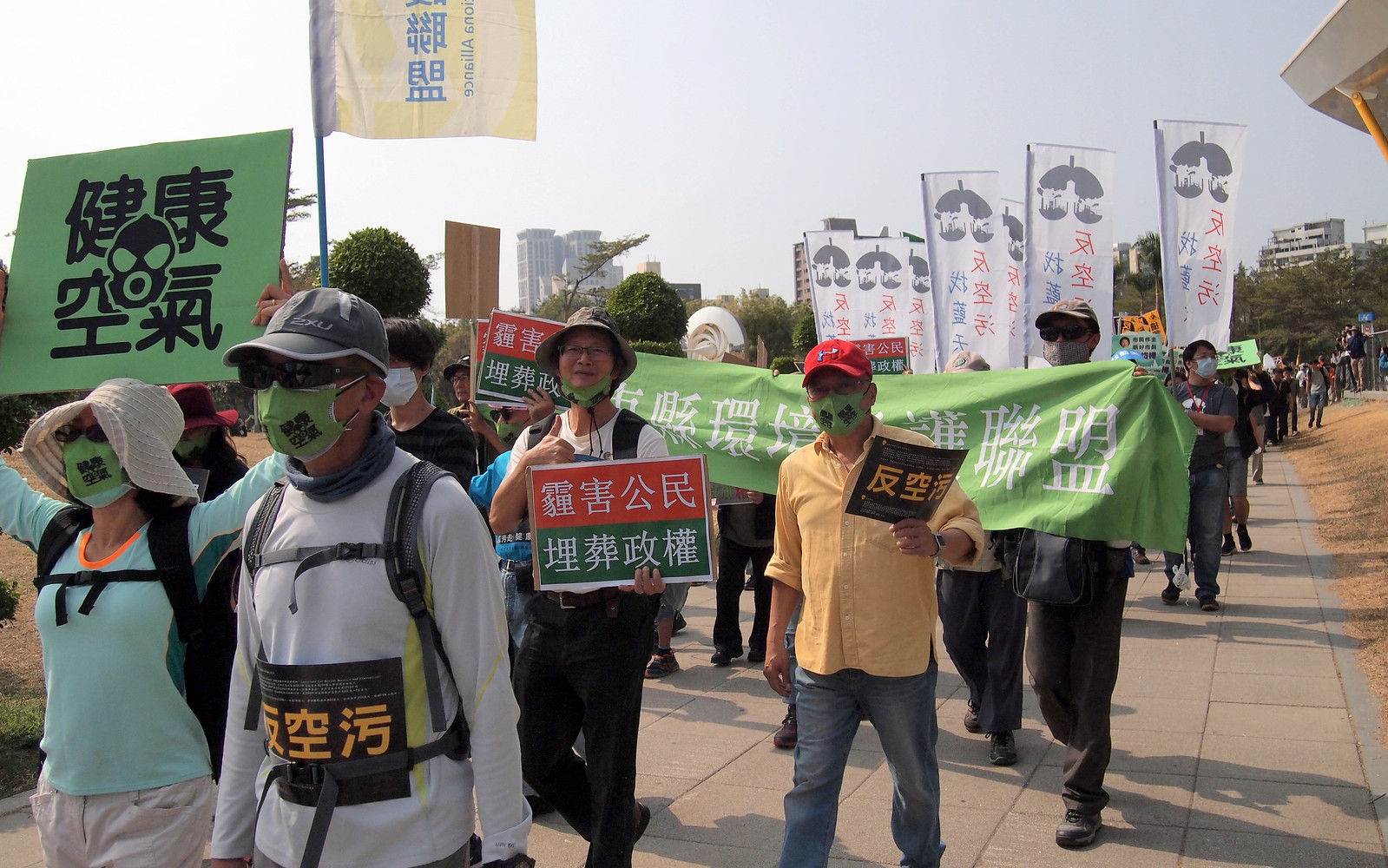 219高雄反空污遊行。洪輝祥拿標語「霾害公民，埋葬政府」。攝影：李育琴。